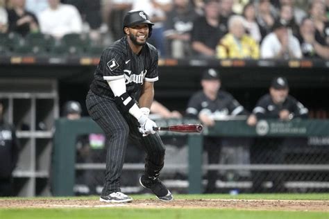 Luis Robert Jr. hits RBI single in 9th to give White Sox 2-1 win over Marlins